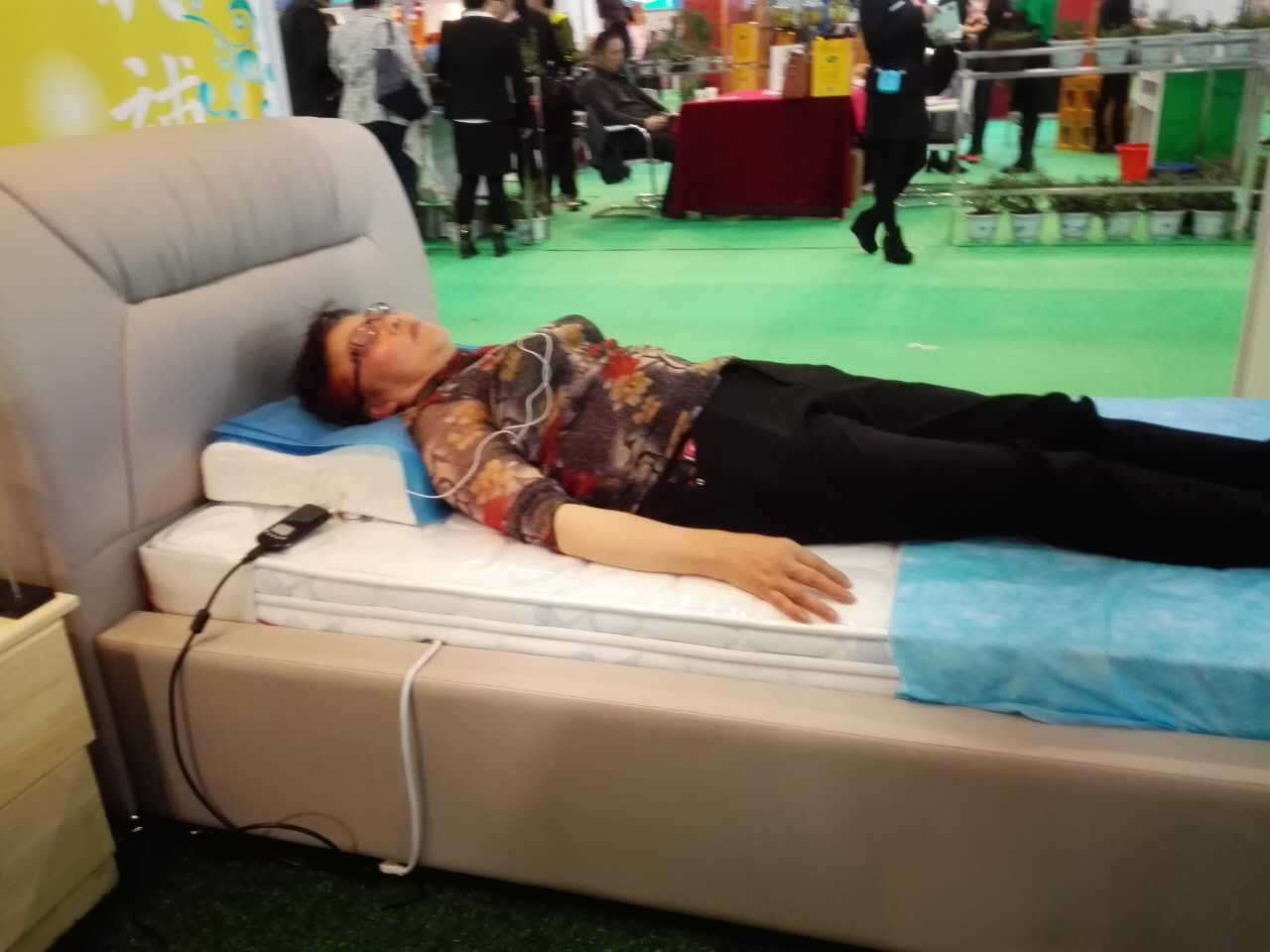 老人體驗(yàn)音樂(lè)按摩床墊
